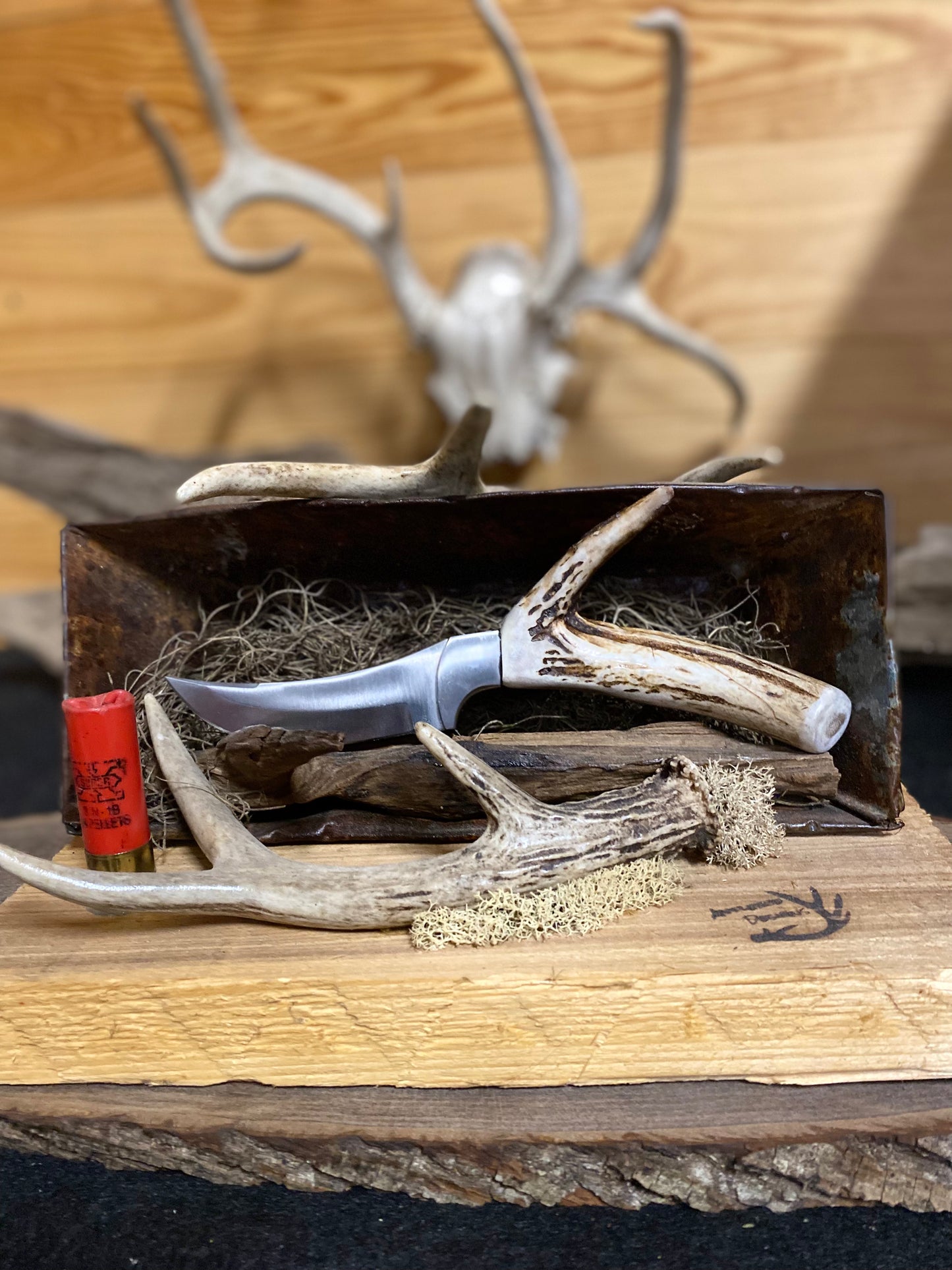 “Sap Gripper” custom knife and display by Antler’d Designs